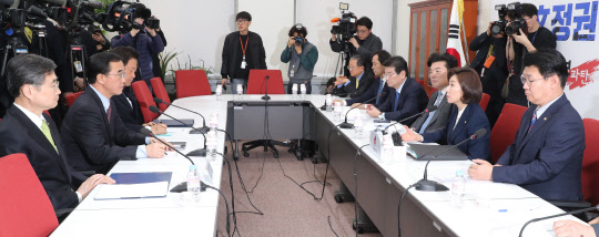 자유한국당 나경원 원내대표(오른쪽 두번째)가 6일 오전 국회에서 열린 북핵외교안보특위 및 방미단 연석회의에서 조명균 통일부 장관(왼쪽 두번째), 조현 외교부 1차관, 서주석 국방부 차관 등을 만나 대화하고 있다.    연합뉴스